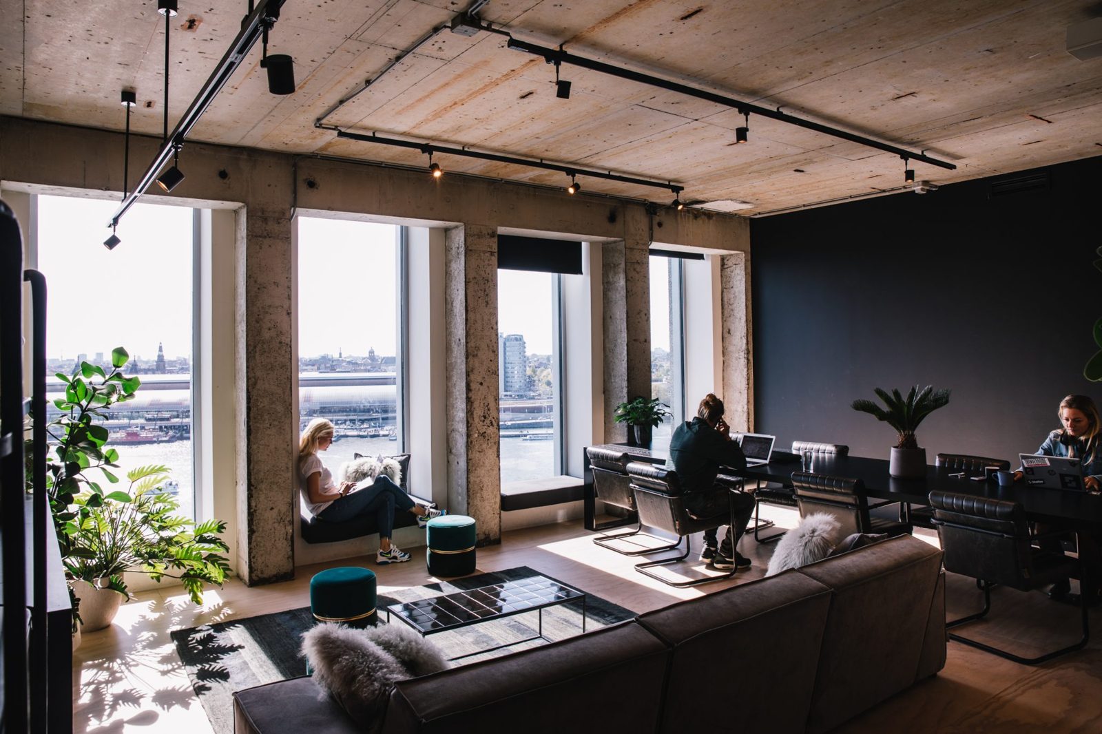 Onze werkplek in de A'DAM Toren, met uitzicht over het IJ